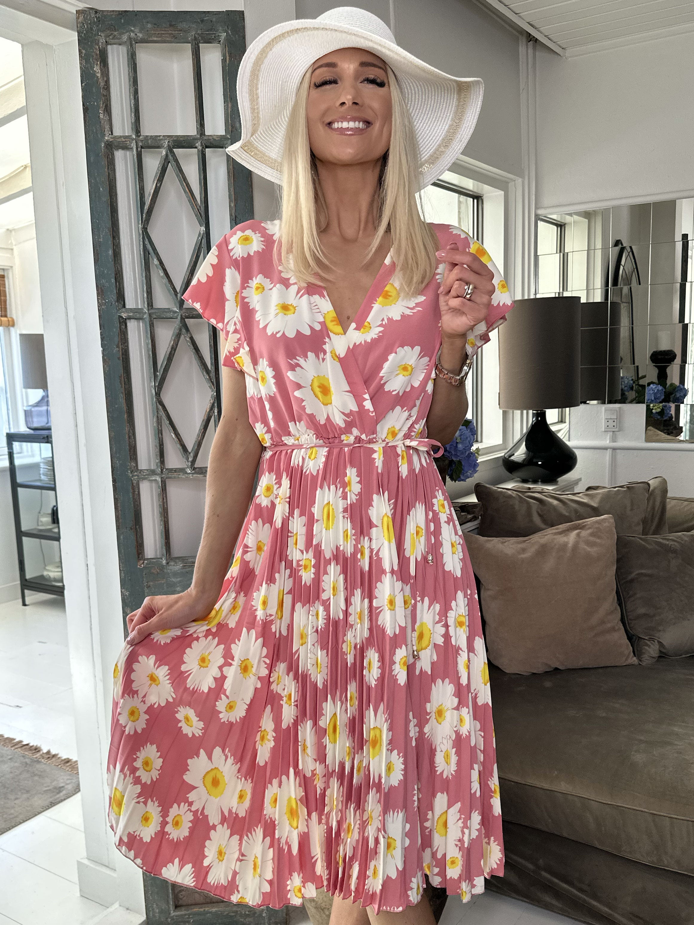 Florens - Fin sommerkjole med flæseærmer og plisseret skørt